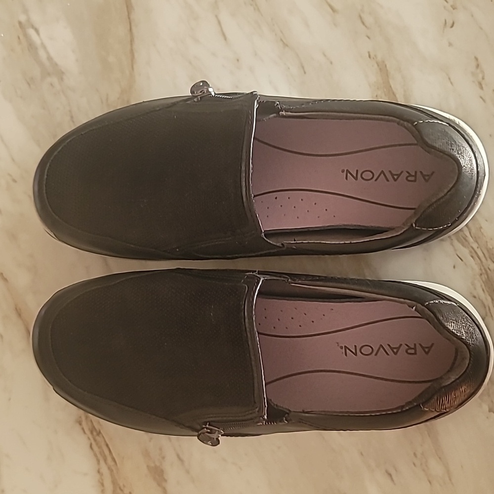 ARAVON Womens Slip on Black/white. Upper leather/fabric. Size 8 Extra Wide.